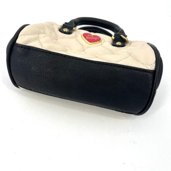 Betsey Johnson Vegan Faux Leather Quilted Black Cream Small Purse Heart Handles - Picture 2 of 5